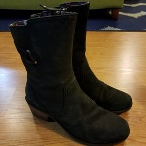 Teva boots black size 8